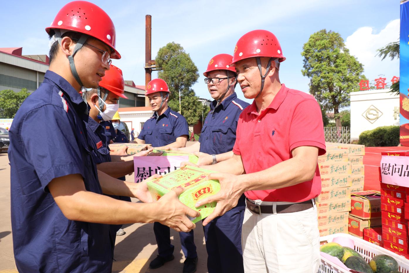 暖心！柳州市總工會(huì)、柳鋼集團(tuán)工會(huì)送來(lái)陣陣清涼